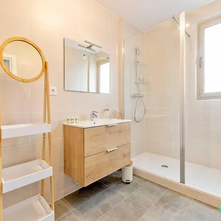 Modern With Balcony -6p-proche Paris Apartment