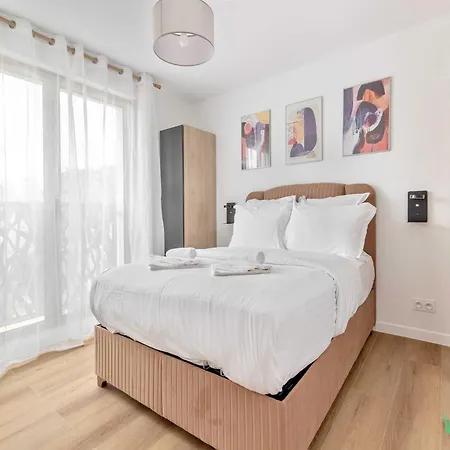 Modern With Balcony -6p-proche Paris Apartment
